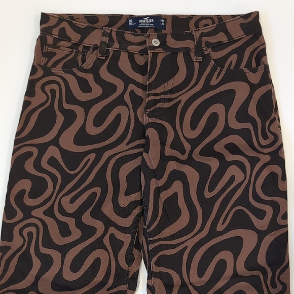 Hollister low rise swirl print dad jeans in brown and black - Picture 3 of 11